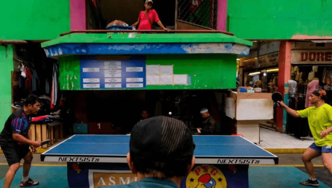 Adu Smash Tenis Meja di Pasar Grogol